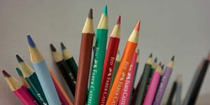 Des crayons pour muscler son articulation