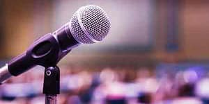 Micro sur une scène de conférence